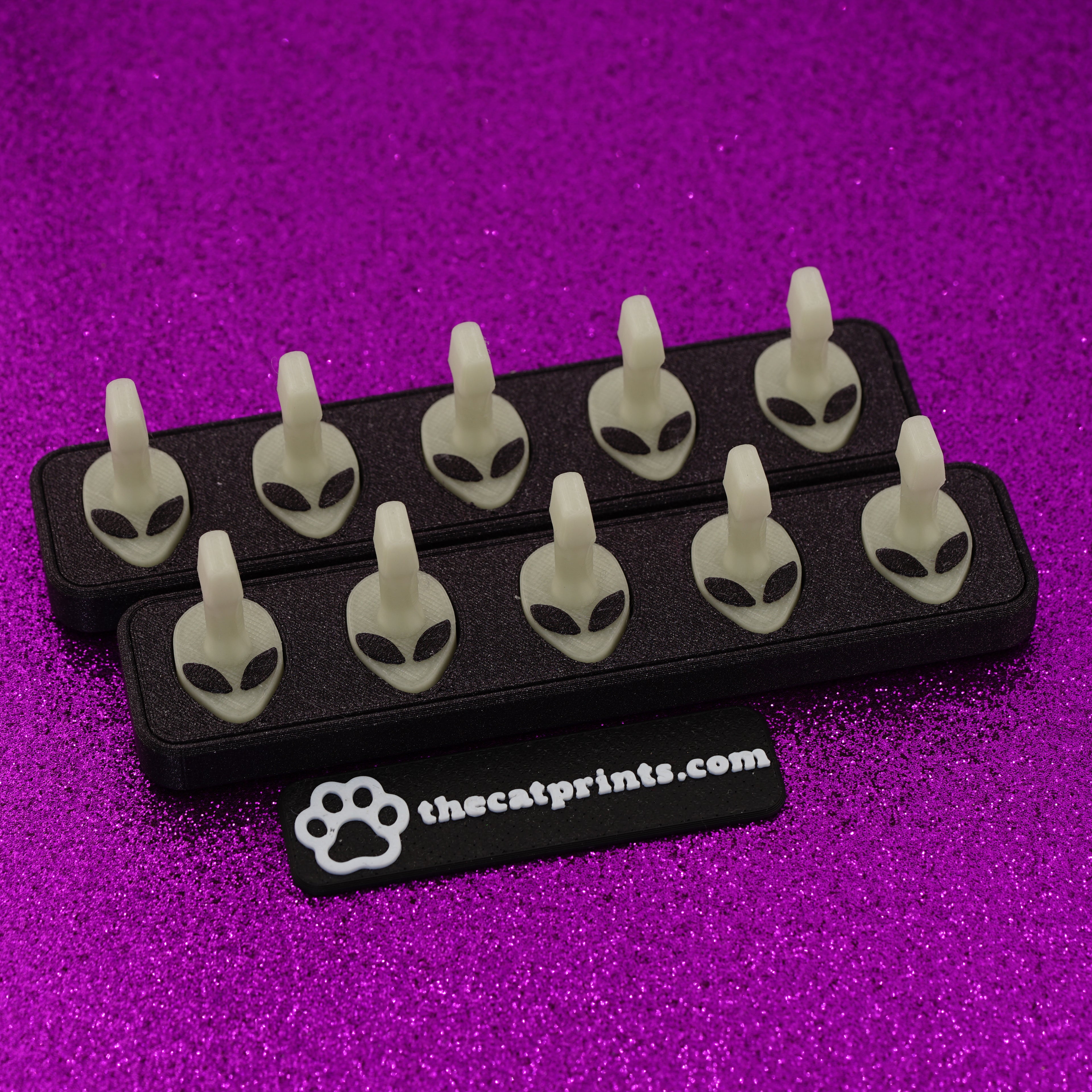 Aliens magnetic stands for press-on nails!