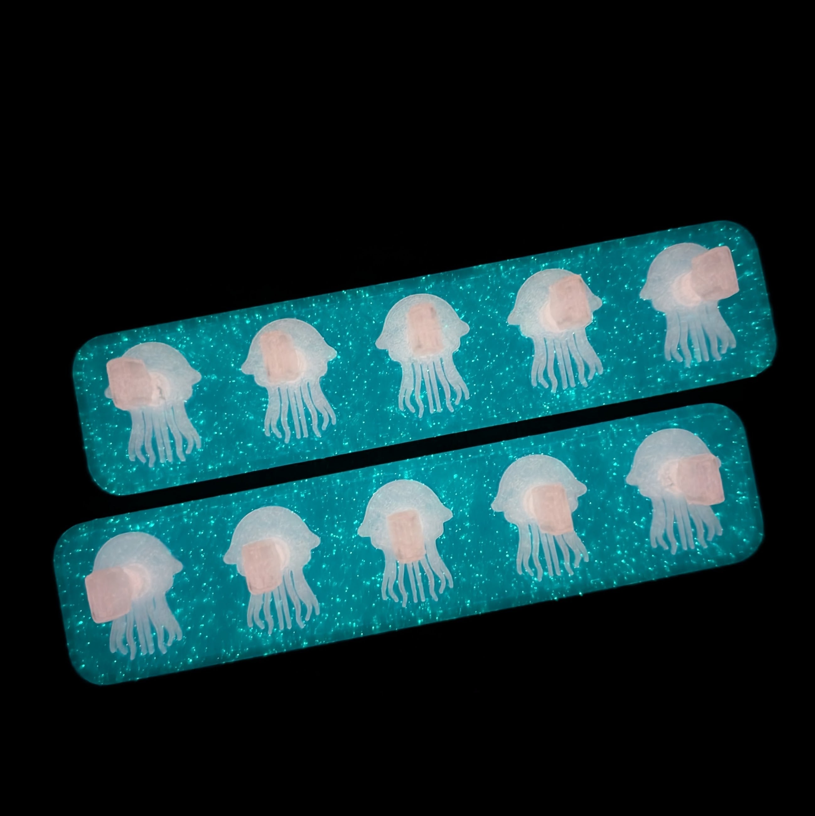 Jellyfishes magnetic stands for press-on nails!