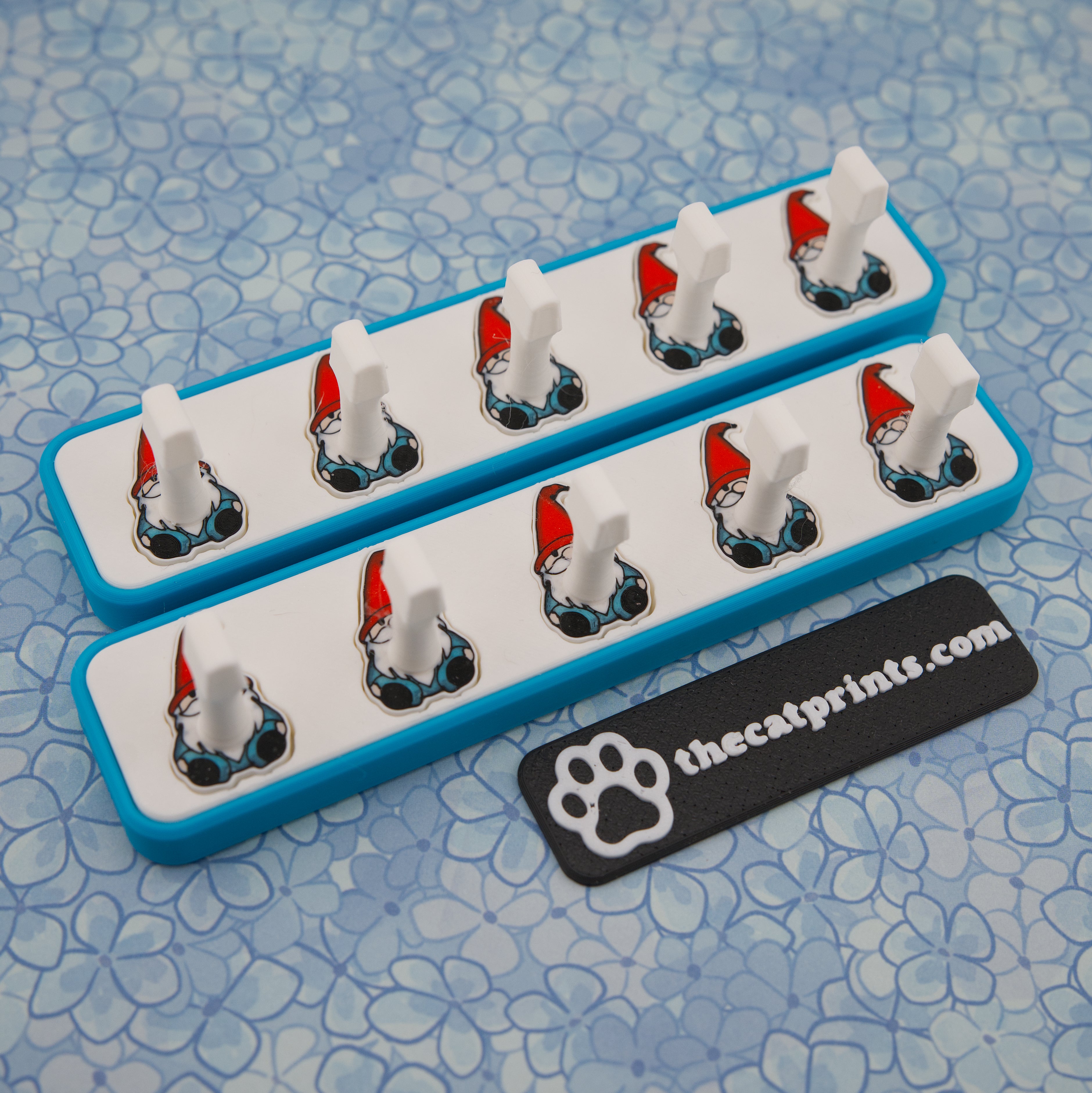 Gnomes magnetic stands for press-on nails!